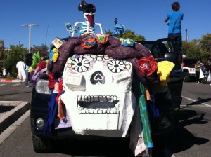 The National Hispanic Cultural Center of Albuquerque float, featuring people walking on stilts!